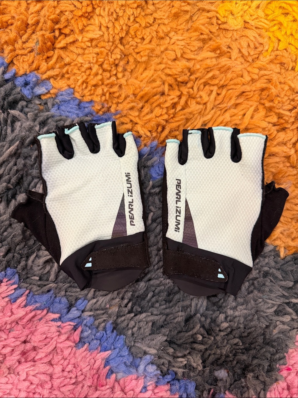 Pearl Izumi Short Finger Cycling Gloves in White and Black with Light Blue Trim